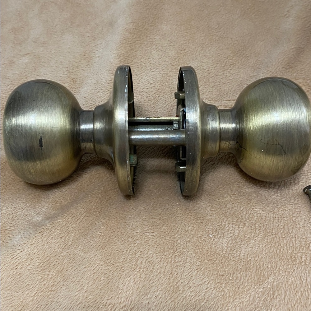 Locking Doorknob Set - Picture 4 of 6
